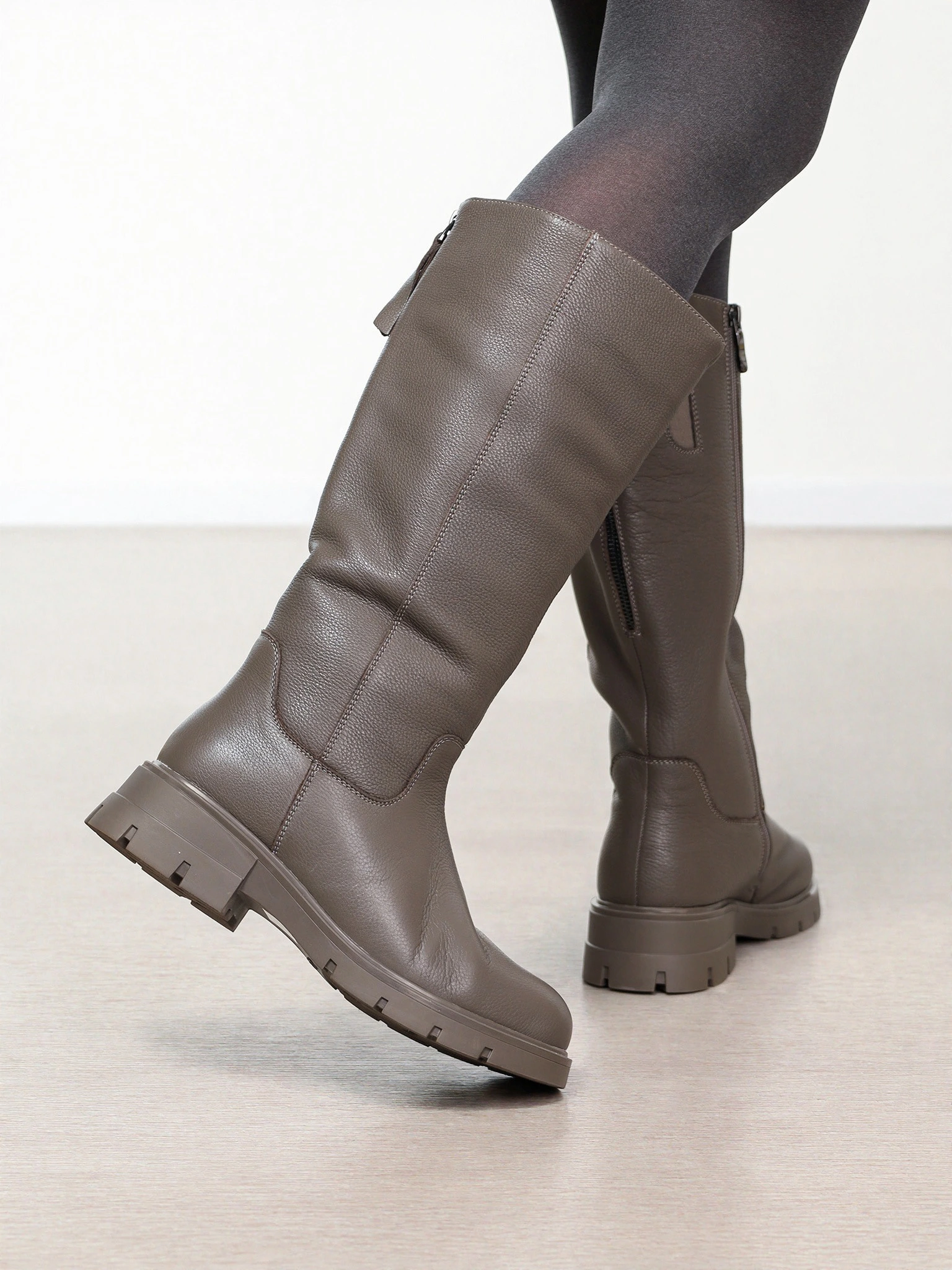 Сапоги серого цвета на рельефной подошве